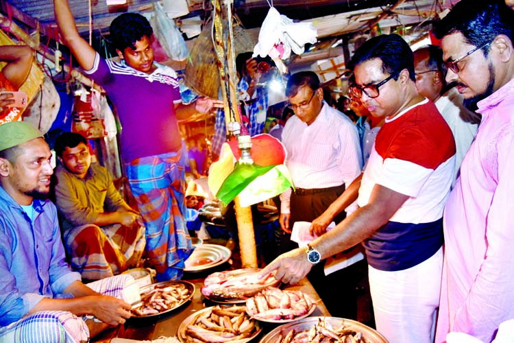 Mayor of Dhaka South City Corporation (DSCC) Sayeed Khokon visited Hatirpool Kitchen Market to verify the prices of essentials on Thursday on the eve of holy Ramzan.