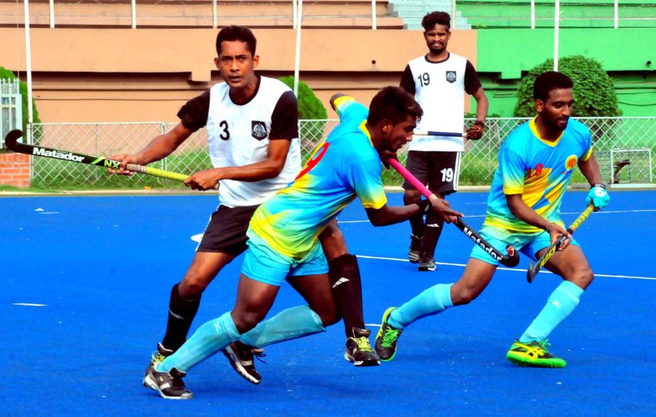 A moment of the match of the Green Delta Insurance Premier Division Hockey League between Dhaka Abahani Limited and Dhaka Wanderers Club at the Maulana Bhashani National Hockey Stadium on Thursday.