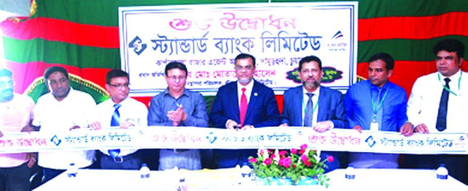 Md. Motaleb Hossain, DMD of Standard Bank Limited, inaugurating its 22nd Agent Banking Outlet at Karpasdanga Bazar in Damurhuda of Chuadanga recently as chief guest. Rezaur Rahman, Head of Agent Banking Division, other officials of the bank and local elit