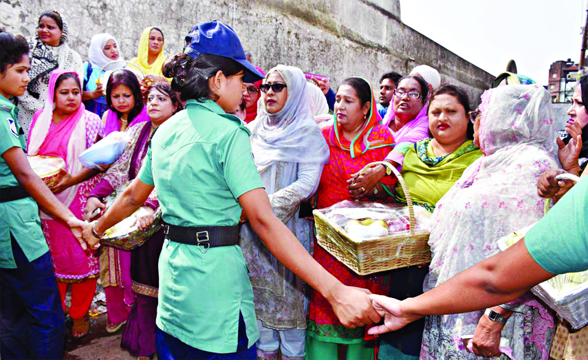 Jatiyatabadi Mahila Dal goes to Nazimuddin Road old Central Jail with iftar items for Khaleda Zia was obstructed by the police on the first day of Ramzan on Friday.