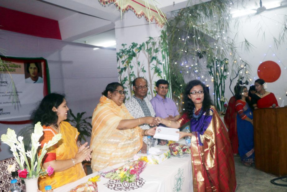 Prof Dr Farzana Islam, Vice Chancellor of Jahangirnagar University distributing crests among the students of Pritilata Hall of the University at a freshers' reception and farewell ceremony held at the hall's auditorium on the campus on Monday.