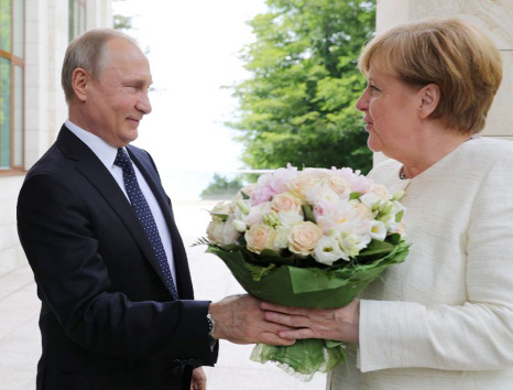 Russian President Vladimir Putin (L) and German Chancellor Angela Merkel met in Sochi and put on a rare show of unity over the Nord Stream 2 pipeline and the Iran nuclear deal.
