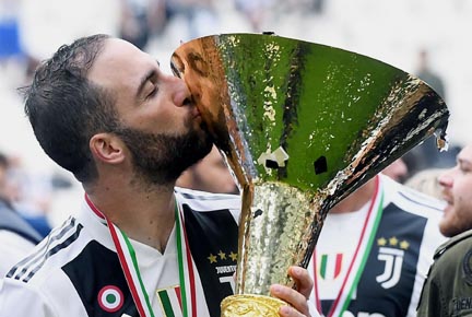 Juventus' Gonzalo Higuain kisses the Serie A soccer title trophy at the Allianz Stadium in Turin, Italy on Saturday. Juventus beat already-relegated Hellas Verona 2-1 in the final round of Serie A on Saturday, an hors d'oeuvre to the main course that wa