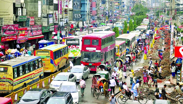 Several vehicles remained stuck in traffic gridlock on the main thoroughfares of the capital due to earth digging in this monsoon. This photo was taken from Topkhana Road on Sunday.