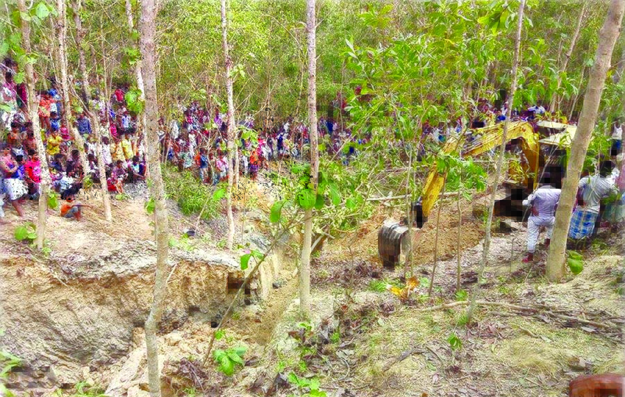 Five people were killed in a landslide at Boroitoli Manjurpara in Naikhongchhari Upazila in Bandarban district on Monday.