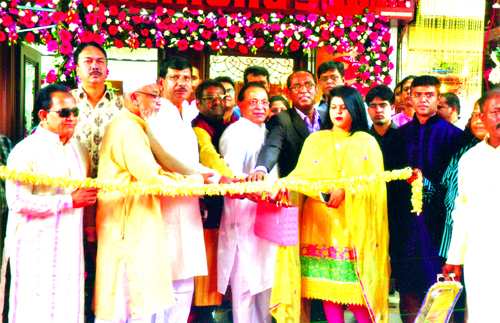 Abdul Matlub Ahmad, Chairman of Nitol-Niloy Group, inaugurating a Jewelery showroom of Sananda Dimond's Pvt Limited at New Market in the city recently. The company offers 32 percent discount on diamond jewellery in Ramzan.