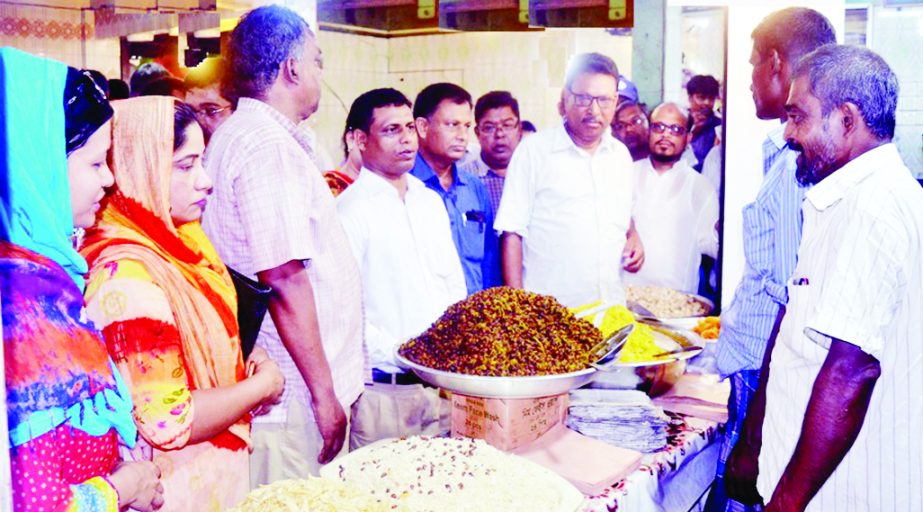 RANGPUR: Hafizur Rahman, Additional Magistrate led the Bazar Monitoring Committee inspecting the kitchen and grocery shops in different markets in Rangpur to maintain stable prices of essential commodities during Ramzan on Tuesday.