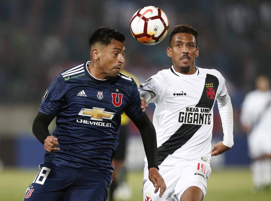 Gonzalo Jara of Chile's Universidad de Chile (left) and Caio Monteiro of Brazil's Vasco da Gama, go for the ball during a Copa Libertadores soccer match in Santiago, Chile on Tuesday.
