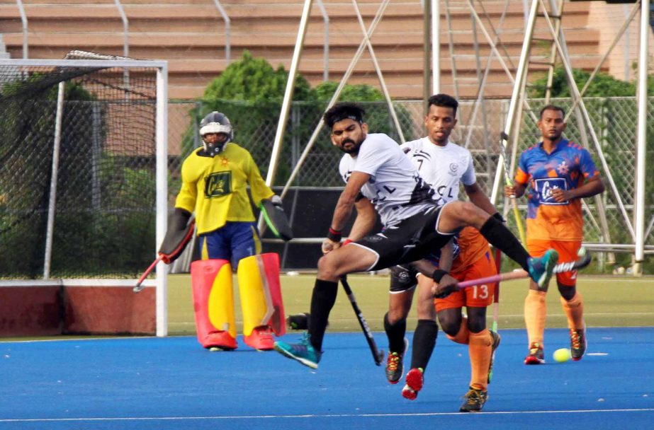 A moment of the match of the Green Delta Insurance Premier Division Hockey League between Dhaka Mohammedan Sporting Club Limited and Dhaka Mariner Youngs Club at the Maulana Bhashani National Hockey Stadium on Wednesday.