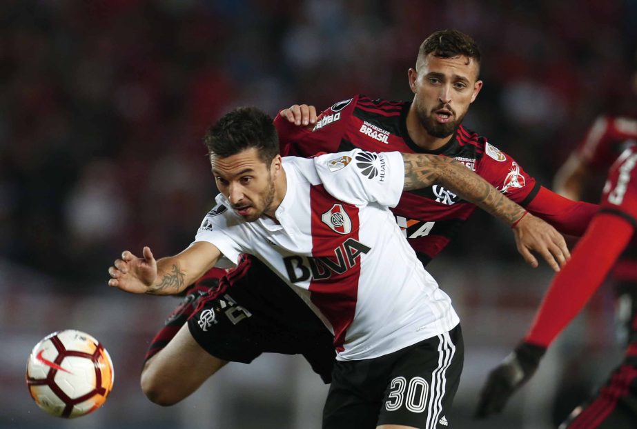 Brazil's Flamengo Leo Duarte (right) fights for the ball with Argentina's River Plate Ignacio Scocco during a Copa Libertadores soccer match in Buenos Aires, Argentina on Wednesday.