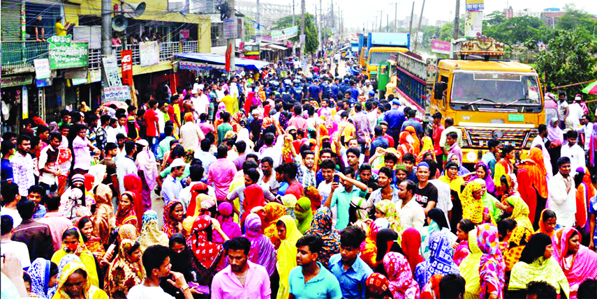 Workers of Adamjee Profilor Garments blocked the Dhaka-N'ganj Road on Thursday demanding arrears and salaries and protested the closure of factory.