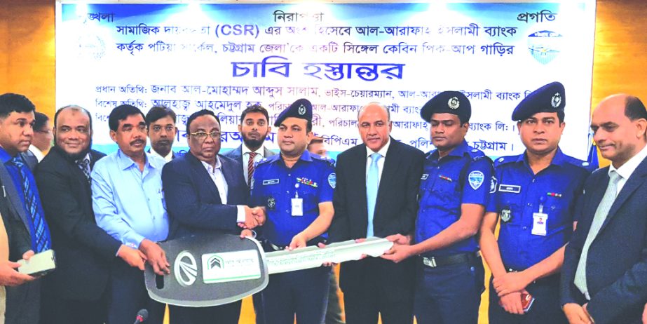 Abdus Salam, Vice Chairman of Al-Arafah Islami Bank Limited, handing over a key of Cabin Pick-up to Nure Alam Mina, Police Super of Chattogram District for Patia Circle under corporate social responsibility at Halishahar Police Line auditorium recently. D
