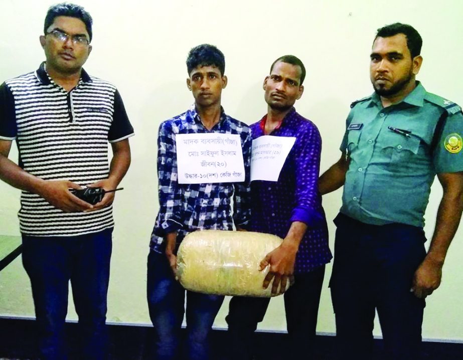 BARISHAL : Barishal Metropolitan Police arrested two drug peddlers with Ten kg hemp on Friday.