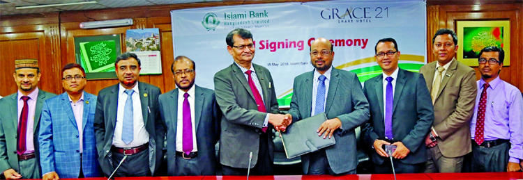 Abu Reza Md. Yeahia, DMD of Islami Bank Bangladesh Limited and Nasimul Ghani, General Manager of Grace 21, exchanging an agreement signing documents at the banks head office in the city recently. Under the deal, VISA and Khidmah Card holders of the bank w