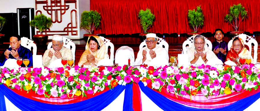 President M Abdul Hamid hosted an iftar in honour of the Prime Minister, Speaker, Chief Justice (CJ), Cabinet members, MPs, foreign diplomats, eminent citizens, and senior civil and military officials at Bangabhaban yeserday. Photo: PID