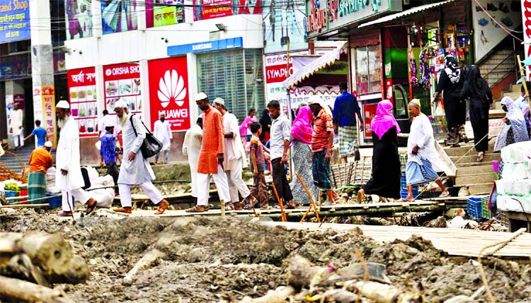 Dilly-dallying to build a bridge over the years Matuail Canal around Biswa Road in the city is forcing people to use a narrow bamboo made crossing road to move out of the area. Why the City Corporation is not paying heed to peoples long standing sufferin