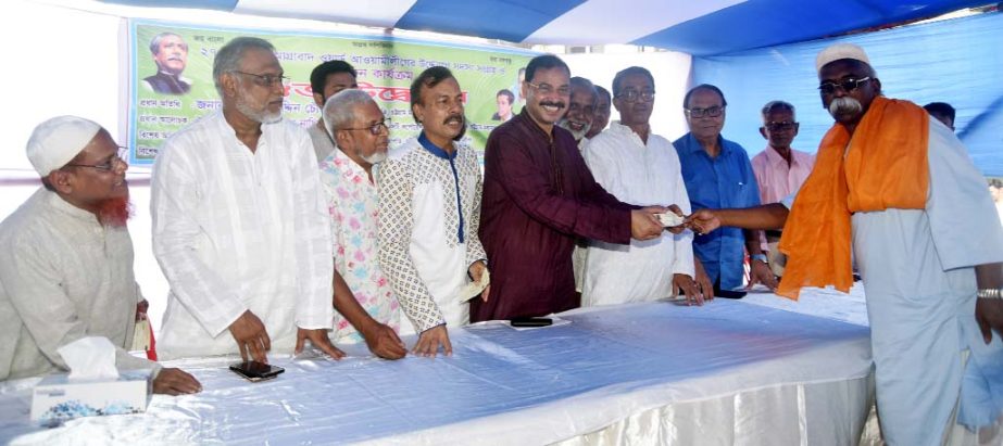 CCC Mayor A J M Nasir Uddin distributing membership forms among the members at Agrabad Ward Awami League workers' meeting on Saturday.