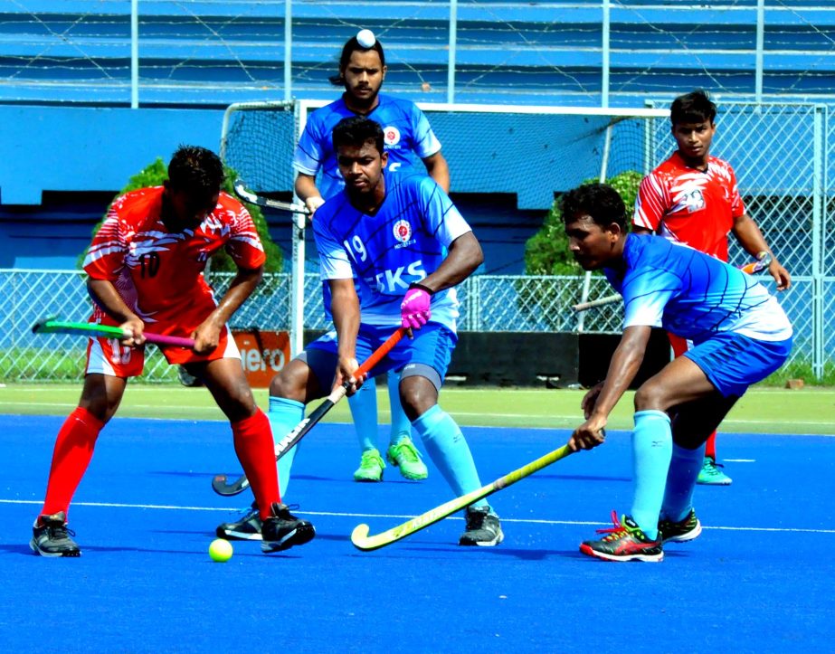 A moment of the Green Delta Insurance Metropolis Premier Division Hockey League between Wari Club and Sadharan Bima KS at the Maulana Bhashani Hockey Stadium here on Monday.