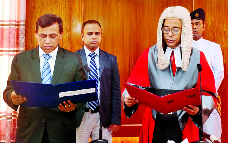 Chief Justice Syed Mamud Hossain administering oath to the newly appointed Member of Bangladesh Public Service Commission Md. Fazlul Haque at the Judges Lounge of Bangladesh Supreme Court on Monday. BSS photo