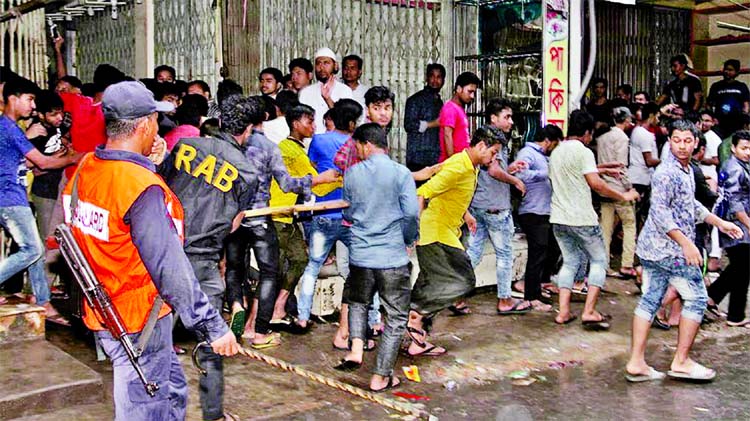 RAB and Coast Guard members raided some shops at Terry Bazar in Chattogram for importing clothes reportedly by evading taxes on Thursday. At one stage, the traders blocked the roads, closing their shops.