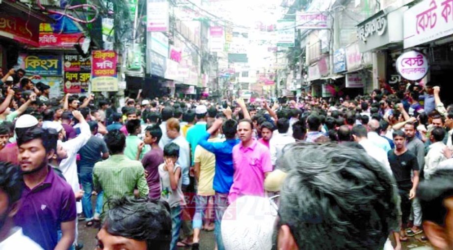 The owners and employees of the Terribazar Cloth Markets in Port City staged demonstration protesting the raid of the Coast Guard in the market on Thursday.