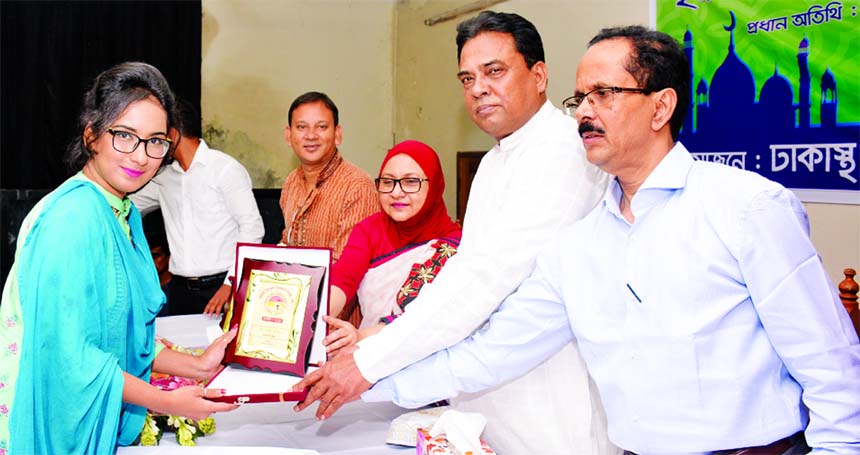 Salma Nasreen, Director of Bangladesh Development Bank Limited and Additional Secretary of Financial Institutions Division of Finance Ministry, handing over the crest among the brilliant student of Dhaka University organized by Nalcity Students Welfare As