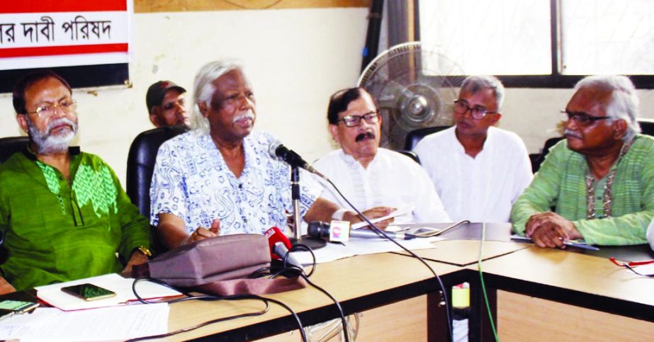 Founder of Ganoswasthya Kendra Dr Zafrullah Chowdhury speaking at a roundtable on 'People's Representative Order, 90 B Clause of 1972 Law is the Hindrance of Democracy' in DRU auditorium on Saturday.