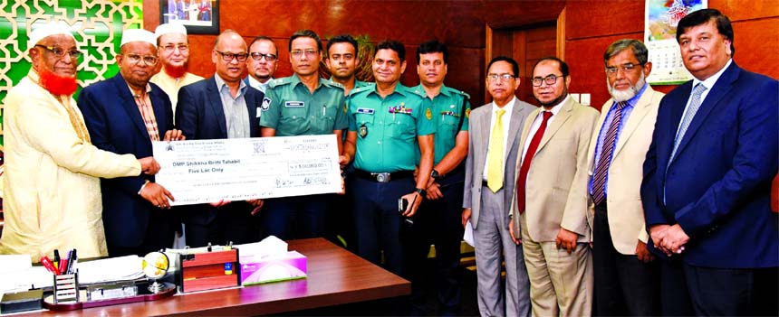 Abdus Samad Labu, Chairman of Al-Arafah Islami Bank Limited, handing over a cheque of Tk 5 lakh to the Deputy Police Commissioner of Motijheel Division Mohammad Anwar Hossain for poor and meritorious children of members of Dhaka Metropolitan Police at hea