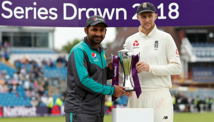 EnglandÂ´s Joe Root (right) and PakistanÂ´s Sarfraz Ahmed pose with the trophy after the series was drawn.