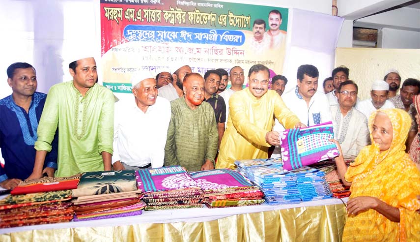 CCC Mayor AJM Nasir Uddin handing over gift item for foreign prisoners at a function at Chattogram Central Jail on Thursday.