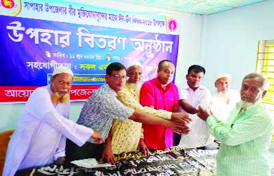 SAPAHAR(Naogaon): Kallyan Chowdhury, UNO, Sapahar Upazila distributing Eid items among the freedom fighters organised by Upazila Administration yesterday.
