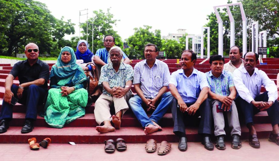 Founder President of Ganoswashthya Kendra Dr Zafarullah Chowdhury along with professionals staged a sit-in at the Central Shaheed Minar in the city on Tuesday demanding release of BNP Chairperson Begum Khaleda Zia.