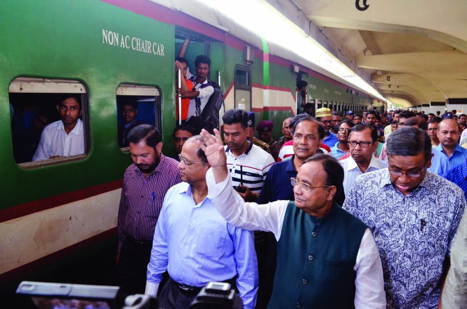 Railway Minister Majibul Huq visited Kamalapur Railway Station in the city on Wednesday to witness the Eid journey of home-bound passengers.