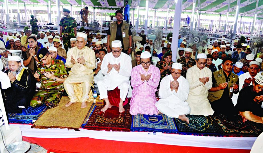 President Abdul Hamid along with other distinguished persons offering Eid-ul-Fitr prayers at the National Eidgah in the city on Saturday. PID photo