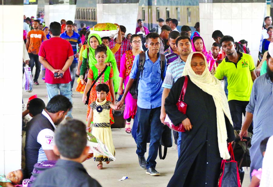 People started returning in the city after celebrating Eid-ul-Fitr with their near and dear ones. This picture was taken from Kamalapur Railway Station on Monday.