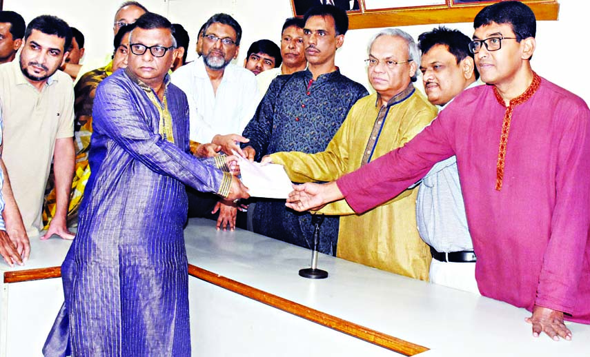 Incumbent Mayor of Sylhet City Corporation (SCC) Ariful Haque Chowdhury taking nomination paper from BNP leader Ruhul Kabir Rizvee for SCC election at the party central office in the city's Nayapalton on Wednesday.