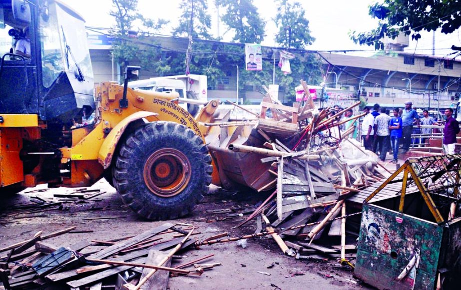 Dhaka South City Corporation (DSCC) authorities evicted illegal establishments from Gulistan area on Thursday.