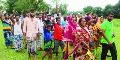 BHALUKA(Mymensingh): People of Bhaluka Upazila brought out a procession protesting boundary wall from Jamirdia to Noyanipara Road by a local company recently.