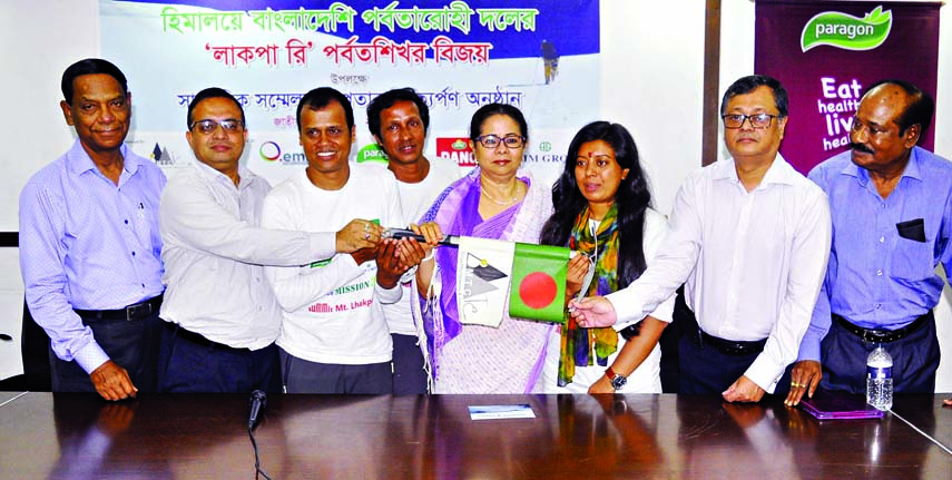 Former Adviser to the Caretaker Government Rasheda K Chowdhury presenting flag to Bangladeshi mountaineers for conquering Lakpa Re mountain at the Jatiya Press Club on Saturday.