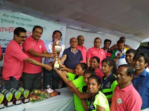 Members of Chattogram Divisional Women's Football team receiving the champions trophy of the Beach Football Tournament from Md Asadul Islam, Secretary of the Ministry of Youth and Sports, at the Laboni Point in Cox's Bazar Sea Beach on Saturday.