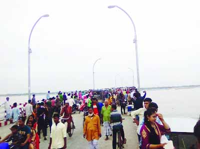 GANGACHARA (RANGPUR ): Tourists enjoying holidays at second Teesta Bridge at Gangachara Upazila on Saturday.
