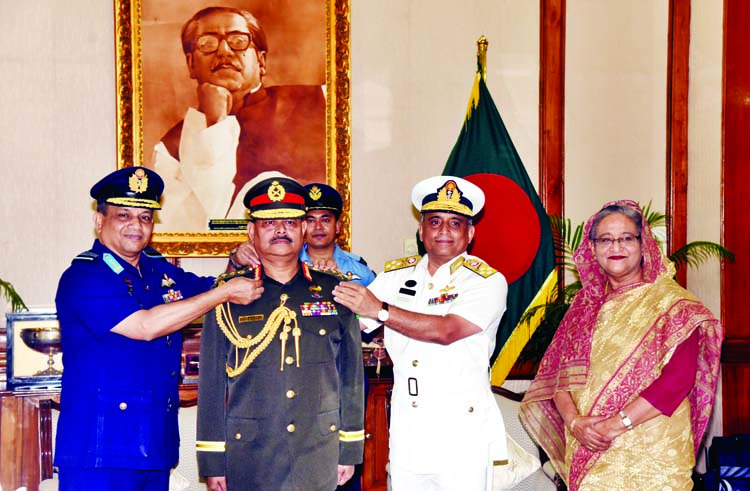 In presence of Prime Minister Sheikh Hasina, newly appointed Chief of Army Staff Aziz Ahmed being adorned with the rank badge of General by Chief of Naval Staff Admiral Nizamuddin Ahmed and Chief of Air Staff Air Marshal Masihuzzaman Serniabat at Ganabhab