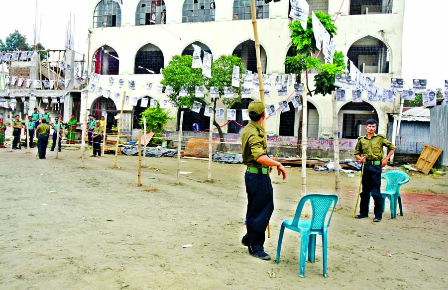 No voters at Darul Ulum Madrasah polling center of Gazipur Station Road. This picture was taken at 12 noon on Tuesday.