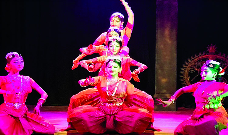 Rudmila Priyonti Chowdhury (centre) and her team performing at 2 day-long Bharatnattom titled 'Rangashree' organised by â€˜Kalpataruâ€™ at Dhaka University's Nattaya Mandal recently.