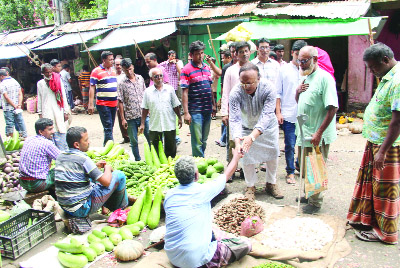 RAJSHAHI: AHM Khairuzzaman Liton, President of Rajshahi City Awami League and mayor candidate from the party greeting businessmen during at election campaign at Shaheb Bazar on Friday.