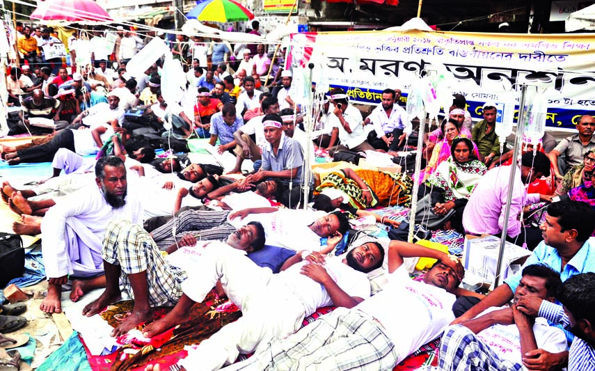 Teachers and employees of Non-MPO institutions observing fast unto death programme in front of the Jatiya Press Club yesterday for the seventh consecutive day with a call to recognise non-MPO institutions under MPO.