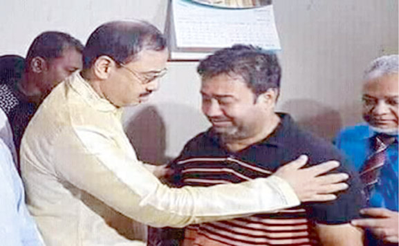 CCC Mayor AJM Nasir Uddin consoling the Journalist Rubel Khan following the death of his only daughter Raifa Khan due to wrong treatment at Chattogram Max Hospital on Sunday.