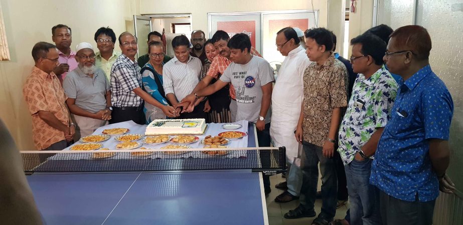 President of Bangladesh Sports Press Association (BSPA) Mustafa Mamun and BSPA members observing the World Sports Journalists Day by cutting a cake at the office room of Bangladesh Sports Press Association on Monday.