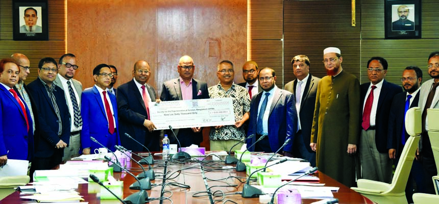 Abdus Samad (Labu), Chairman of Al-Arafah Islami Bank Limited, handing over the sponsorship cheque of Tk 10 lakh to convener of the Olympiad Munir Hasan as title sponsor of 4th Bangladesh Junior Science Olympiad 2018 at the bank's head office on Tuesday.