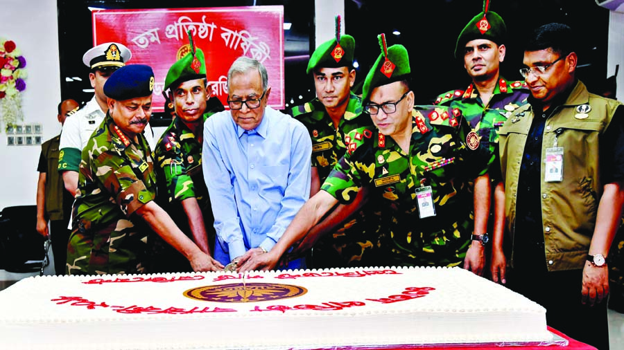 President Abdul Hamid cutting cake marking the 43rd founding anniversary of President Guard Regiment (PGR) at its Headquarters in Dhaka Cantonment on Wednesday. Press Wing, Bangabhaban photo